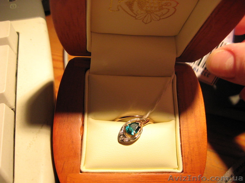 Кольцо с  и 3 брил.золото цена с скидкой 20% новое с заводской пломбой - <ro>Изображение</ro><ru>Изображение</ru> #1, <ru>Объявление</ru> #15942