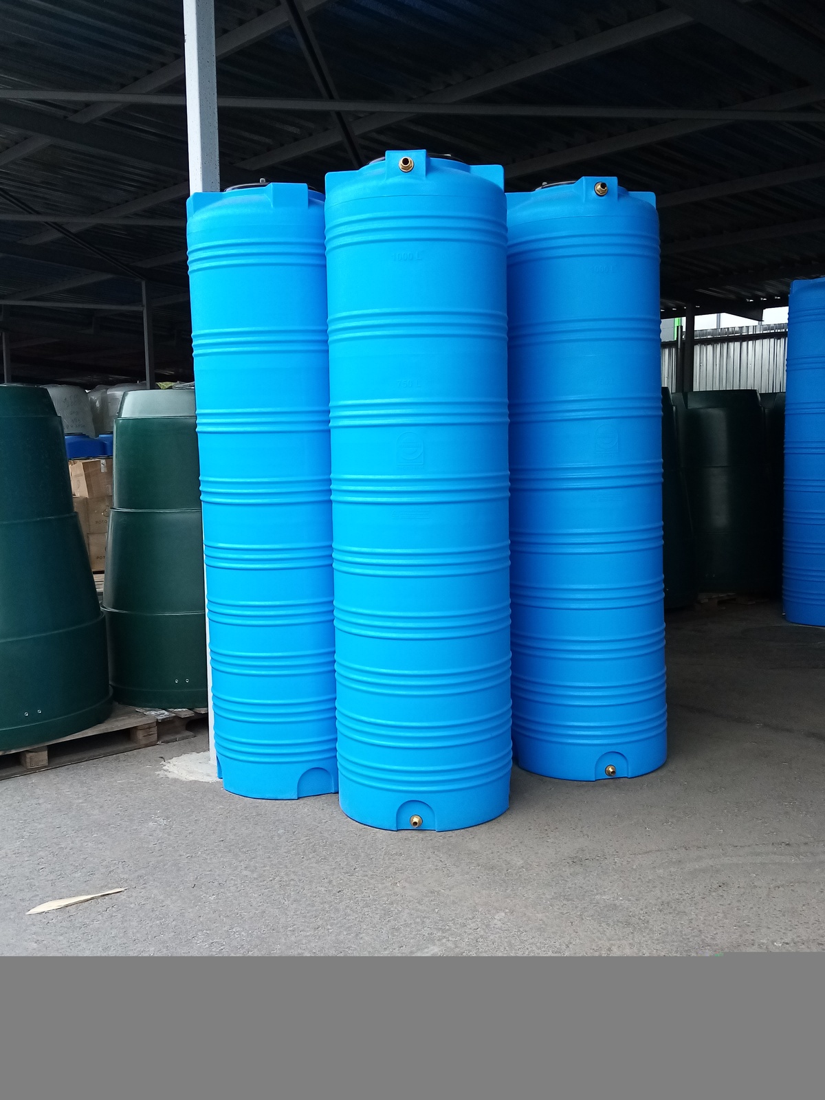 Узкая емкость вертикальная пластиковая на 990 литров - <ro>Изображение</ro><ru>Изображение</ru> #1, <ru>Объявление</ru> #1736141