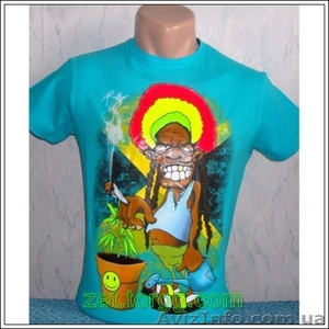 Мужские футболки,  с рисунками и без,  яркие и классические.