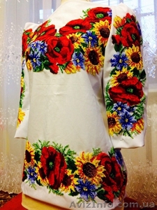 Вишита бісером на білому габардіні заготовка туніки.