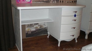 Рабочий стол из дерева 