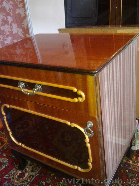 Спальный гарнитур. Из дерева. Шкаф, тумба (2 штуки), трюмо. б/у. Киев - <ro>Изображение</ro><ru>Изображение</ru> #3, <ru>Объявление</ru> #954988