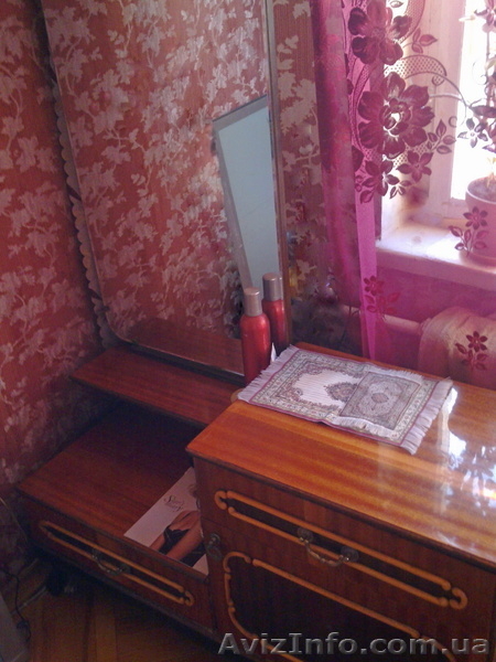 Спальный гарнитур. Из дерева. Шкаф, тумба (2 штуки), трюмо. б/у. Киев - <ro>Изображение</ro><ru>Изображение</ru> #4, <ru>Объявление</ru> #954988