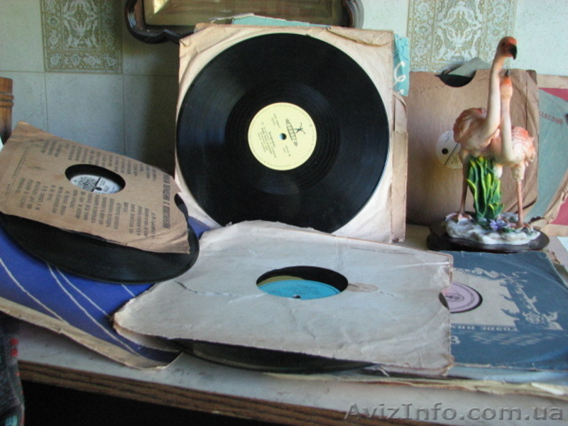 Продам патефон красавец, с чистым  сильным звуком  множеств пластинок  - <ro>Изображение</ro><ru>Изображение</ru> #1, <ru>Объявление</ru> #298361