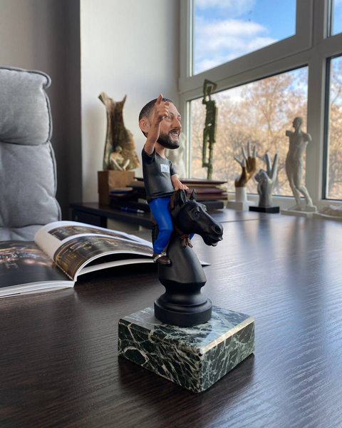 Шаржевая статуэтка «Ход конём» подарочные статуэтки по фото на заказ - <ro>Изображение</ro><ru>Изображение</ru> #3, <ru>Объявление</ru> #1735725