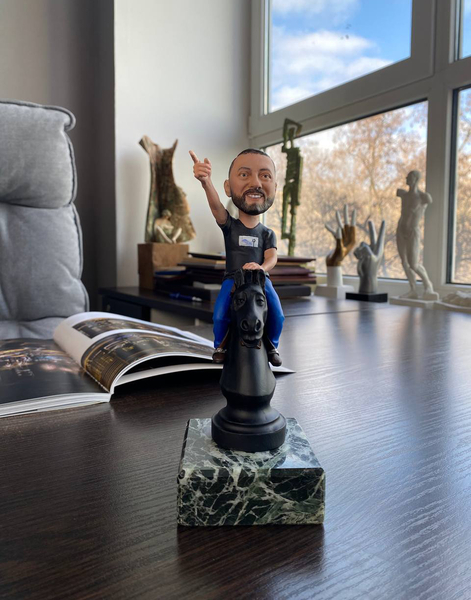 Шаржевая статуэтка «Ход конём» подарочные статуэтки по фото на заказ - <ro>Изображение</ro><ru>Изображение</ru> #4, <ru>Объявление</ru> #1735725