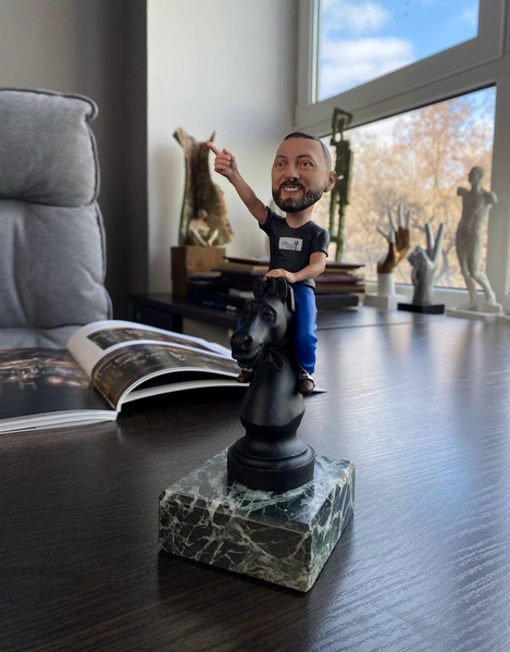 Шаржевая статуэтка «Ход конём» подарочные статуэтки по фото на заказ - <ro>Изображение</ro><ru>Изображение</ru> #5, <ru>Объявление</ru> #1735725